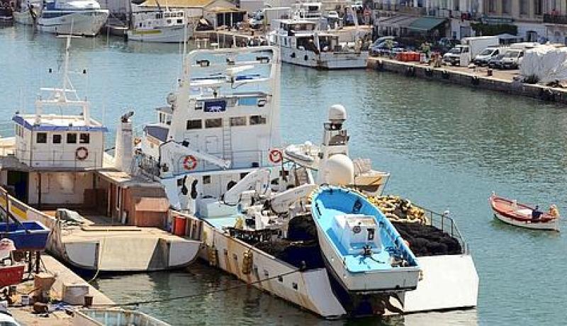 إنقاذ 3 صيادين من الغرق بتيبازة وإخماد حريق بشرشال