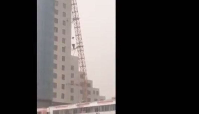 شاهد.. لحظة سقوط رافعة من أعلى برج