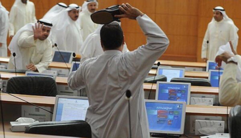 بالصور.. كيم كارداشيان وضرب الأحذية.. فضائح حلت البرلمان الكويتي