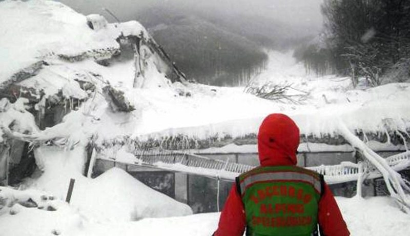 العثور على 6 ناجين من حادث الانهيار الجليدي في إيطاليا