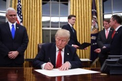 ترامب يوقع أول مرسوم بعد تنصيبه لتقليص القانون الصحي لأوباما
