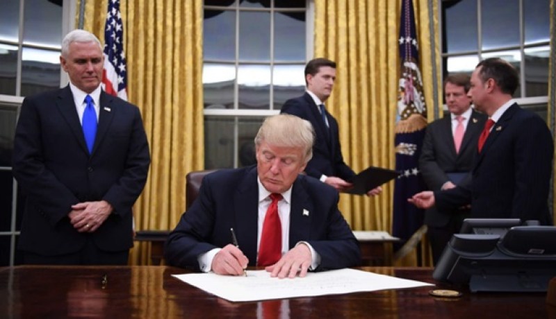 ترامب يوقع أول مرسوم بعد تنصيبه لتقليص القانون الصحي لأوباما