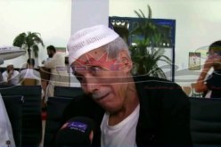 بالفيديو: حالة من الغليان وسط الحجاج بسبب تأخر الحصول على تأشيرة الحاج