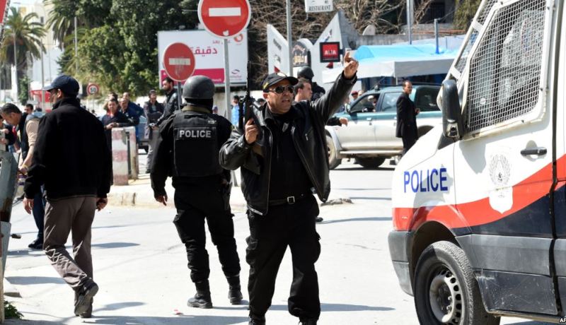 مجهولون يضرمون النار في منزل عقيد بالجيش في تونس