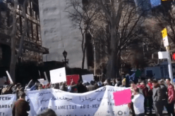 جزائريون ينددون بتأجيل الإنتخابات من أمام مقر الأمم المتحدة بنيويورك