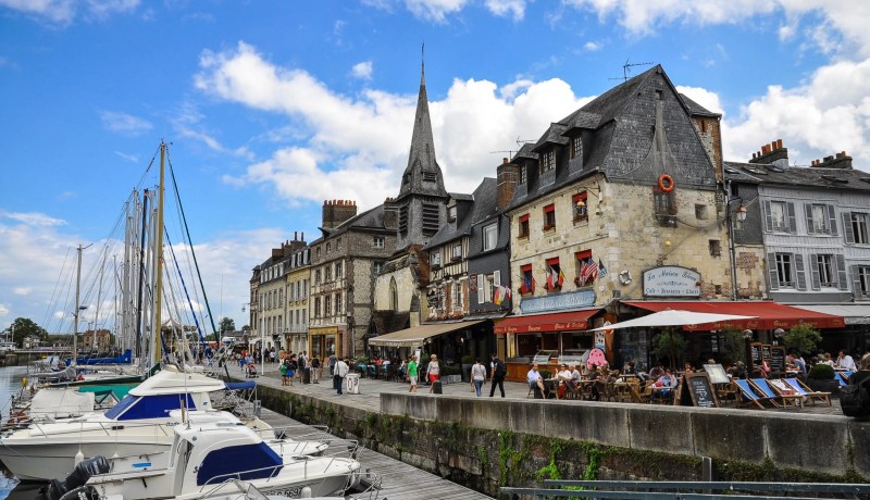 فرنسا: محافظة نورماندي تأمر عائلة جزائرية بمغادرة أراضيها قبل نهاية جوان