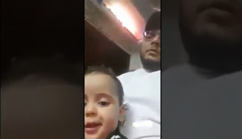 شاهد : أب بلا رحمة يتعامل مع إبنته الرضيعة بوحشية