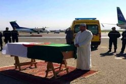 مسيلة.. جثمان الشاعر الراحل عياش يحياوي يوارى الثرى بمسقط رأسه