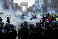 باريس تشتعل.. اعتقال 700 متظاهر و”السترات الصفراء” يطالبون باستقالة ماكرون !