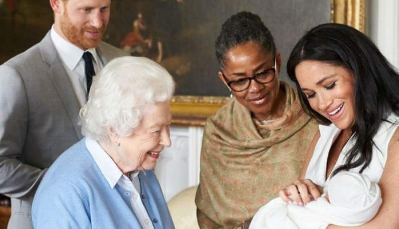 بعد اتهامها العائلة المالكة برفض طفلها.. ملكة بريطانيا تهنئ ابن هاري وميغان بعيد ميلاده
