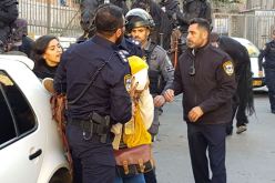 بالصور… جنود صهاينة يعتدون على فتاة فلسطينية وينتزعون خمارها