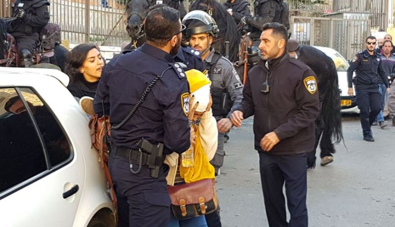 بالصور… جنود صهاينة يعتدون على فتاة فلسطينية وينتزعون خمارها