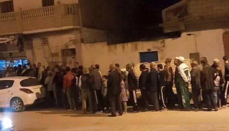 بالصور طوابير لإقتناء كيس حليب.. إلى متى؟