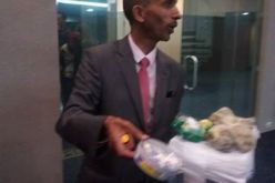 بالصور.. النائب سبيسيفيك يجلب معه كفنا وبخورا للبرلمان