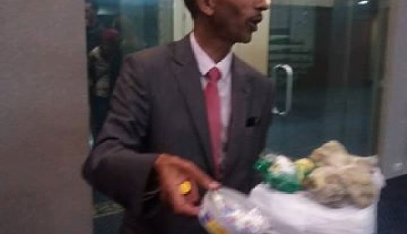 بالصور.. النائب سبيسيفيك يجلب معه كفنا وبخورا للبرلمان