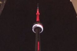 كندا تُضيء برج “CN” بألوان العلم المصري تضامنا مع ضحايا العريش