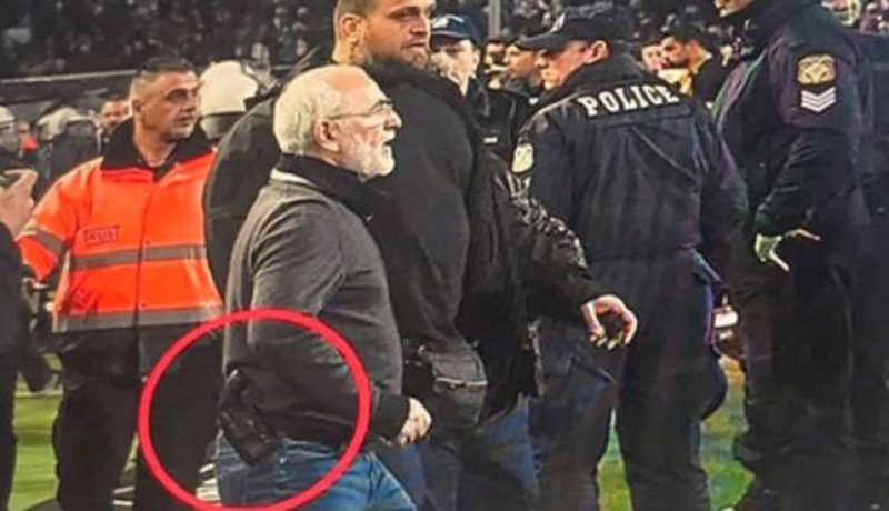 رئيس فريق يوناني يقتحم الميدان بالسلاح للإحتجاج على الحكم