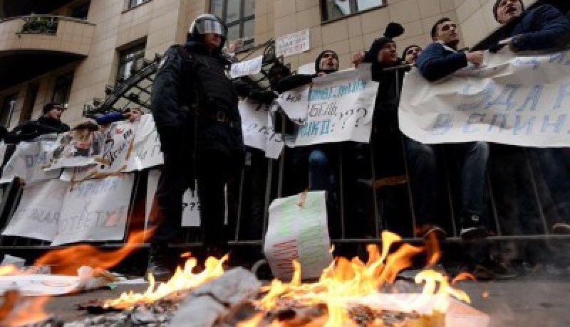 متظاهرون يرشقون سفارة تركيا في موسكو بالحجارة