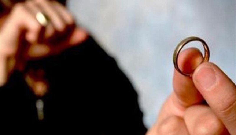 أسـتاذة جـامعـية تـخلع زوجها الفنان بـعد اكتشافه خيانتها له مع آخر