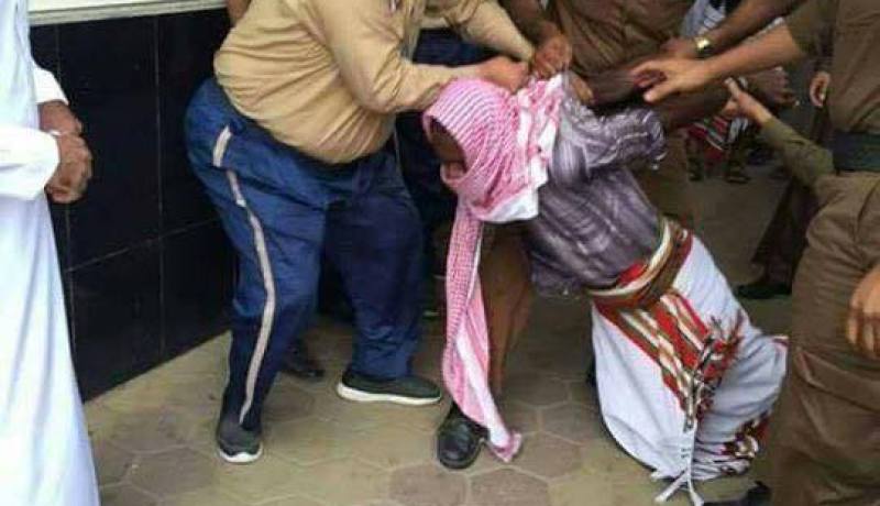 بالصور.. سعودي يحاول ذبح طبيب لأنه قام بتوليد زوجته