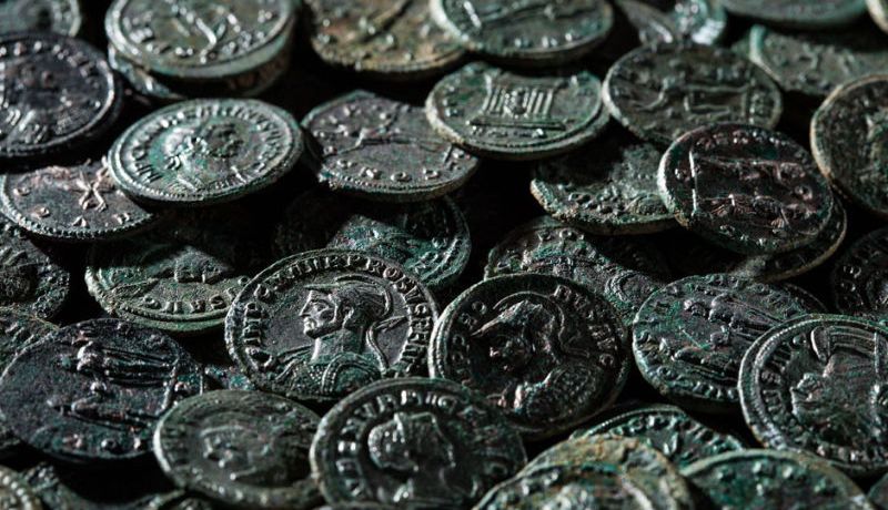 إحباط محاولة تهريب 50 قطع نقدية من الحقبة الرومانية بمطار قسنطينة