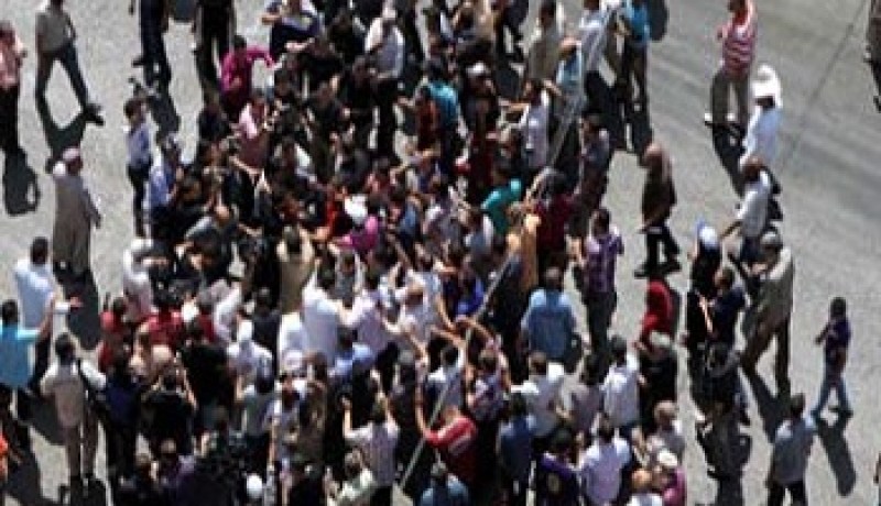 انصار مرسي يطردون معارضيه من امام قصر الرئاسة في القاهرة