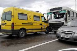 بالصور… اصطدام سيارة اسعاف بحافلة لنقل المسافرين بالعاصمة