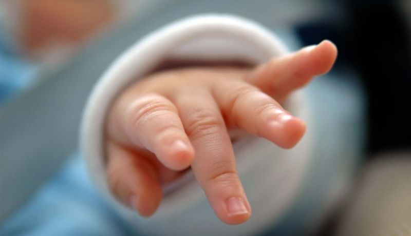 طفل يولد بحجم الحقنة ويتحدى توقعات الأطباء