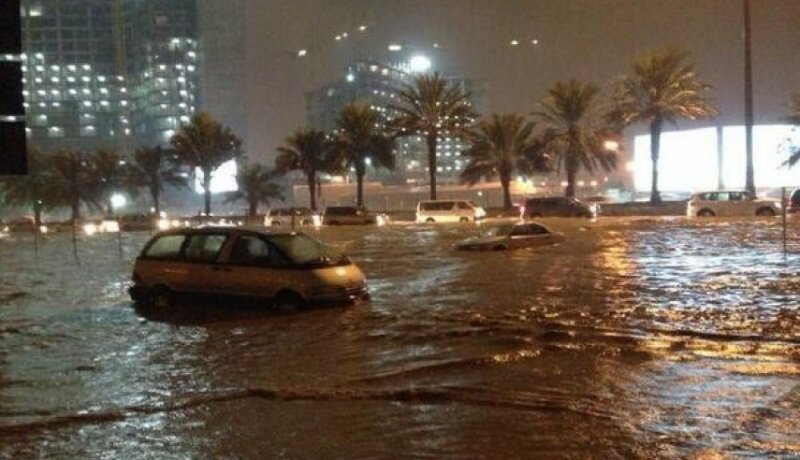 بالفيديو.. الكويت تغرق في سيول الأمطار!!