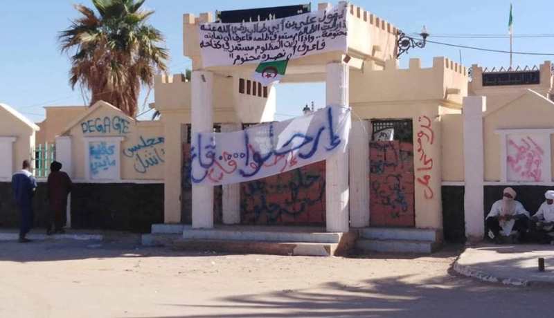 سكان إليزي يغلقون 4 بلديات مطالبين برحيل “الأميار” وحاشيتهم
