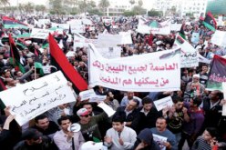 متظاهرون ليبيون يحاولون إخراج إسلاميين من مقر رئيسي لميليشيا أنصار الشريعة المتشددة
