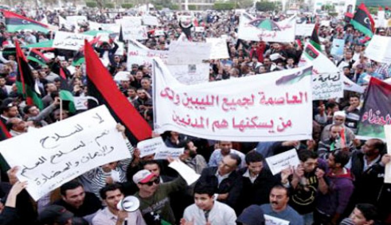 متظاهرون ليبيون يحاولون إخراج إسلاميين من مقر رئيسي لميليشيا أنصار الشريعة المتشددة