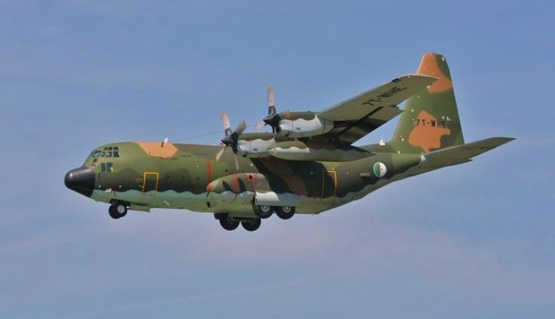 الجيش ينقل إعانات الهلال الأحمر إلى منكوبي برج باجي مختار