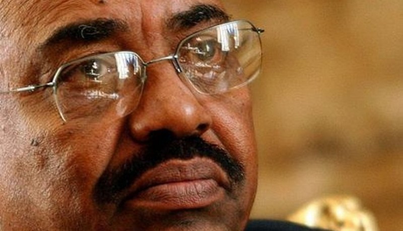 عمر البشير يبكي بحرقة في السجن.. دموع على مغادرة المناصب