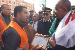 بالصور .. شباب عين الصفراء لحملة النظافة والتشجير يكرمون وزير الداخلية