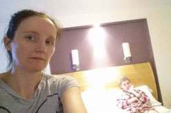 التقطت سيلفي لإبنتها وهي على فراش الموت.. ما ظهرفيها غريب وصادم