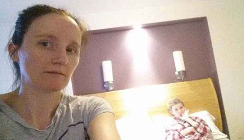 التقطت سيلفي لإبنتها وهي على فراش الموت.. ما ظهرفيها غريب وصادم