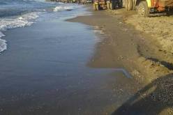 بالصور.. مافيا الرمال تنهب شواطئ زموري في وضح النهار