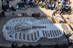 لوحة توت عنخ آمون من أكواب القهوة تُدخل مصر موسوعة غينيس