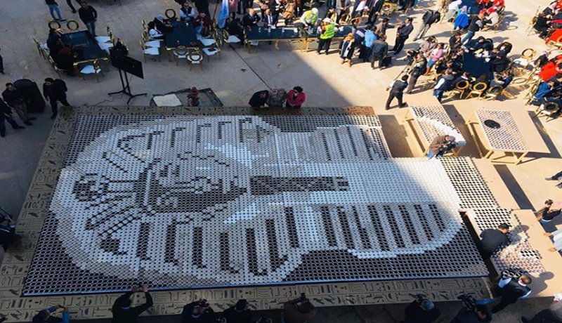 لوحة توت عنخ آمون من أكواب القهوة تُدخل مصر موسوعة غينيس