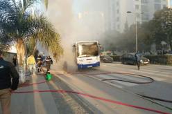 بالفيديو والصور احتراق حافلة لنقل الطلبة في باب الزوار بالعاصمة