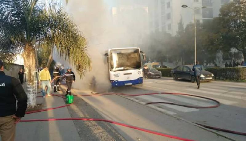 بالفيديو والصور احتراق حافلة لنقل الطلبة في باب الزوار بالعاصمة