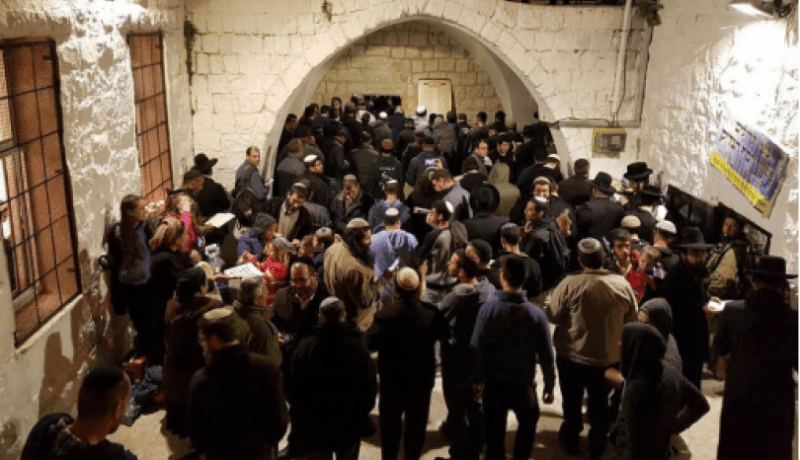 مئات المستوطنين يقتحمون قبر يوسف بالضفة الغربية