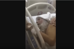 بالفيديو إمام مسجد يؤذّن وهو غائب عن الوعي خلال عملية جراحية