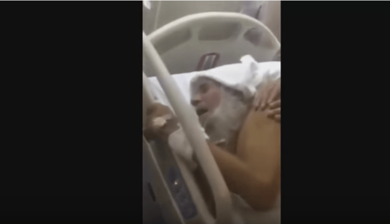 بالفيديو إمام مسجد يؤذّن وهو غائب عن الوعي خلال عملية جراحية