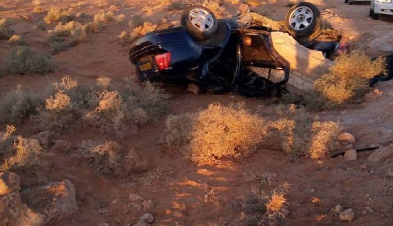 بالصور وفاة شخصين وإصابة ثلاثة آخرون بجروح خطيرة اثر انقلاب سيارة في الجلفة
