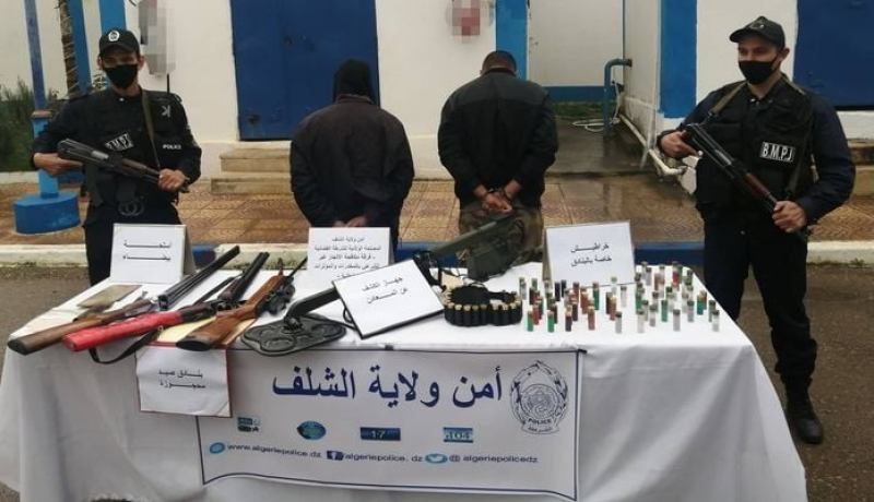 توقيف شخصين وضبط أسلحة نارية من الصنف الخامس في الشلف