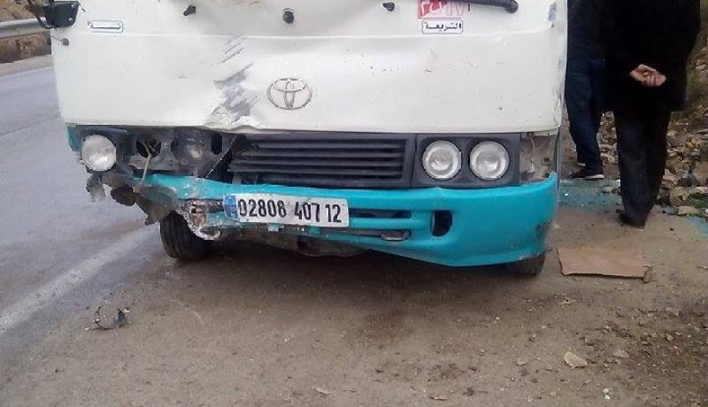 بالصور انقلاب حافلة لنقل المسافرين في جبل القعقاع بتبسة