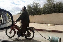بالصور… شخص يجر قارورة غاز بدراجة نارية في الجزائر