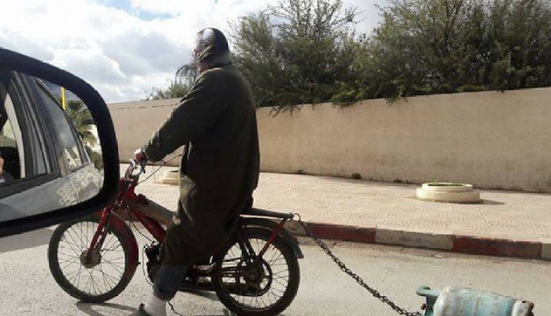 بالصور… شخص يجر قارورة غاز بدراجة نارية في الجزائر